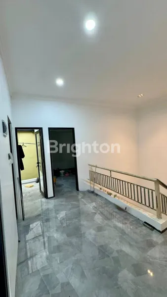 image RUMAH UNIT B SEMOLOWARU SURABAYA ROW 3 MOBIL BANGUNAN 2 LANTAI (3)