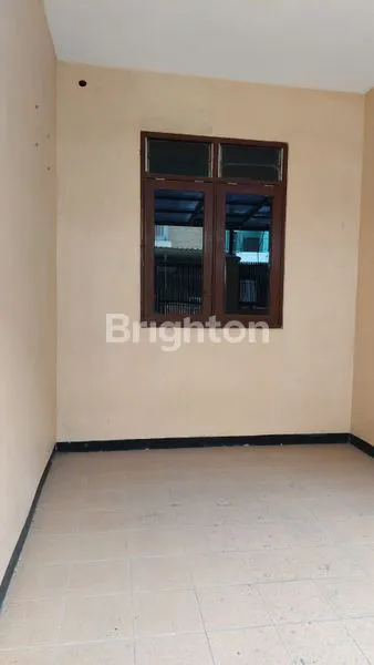 image RUMAH SANGAT TERAWAT 1,5 LANTAI DI LEBAK INDAH REGENCY SURABAYA (3)