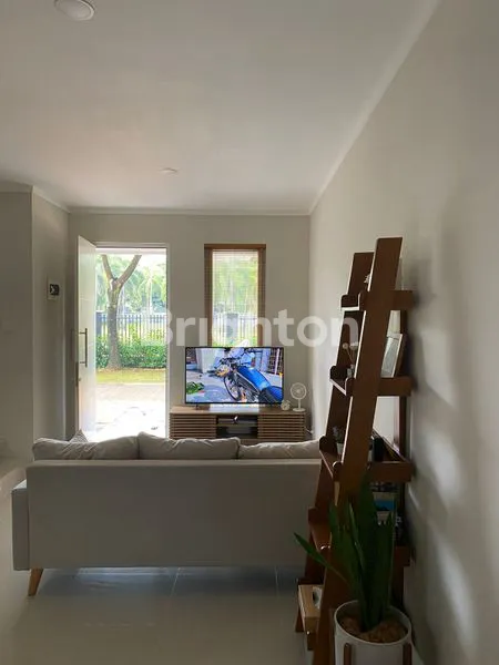 image DIJUAL RUMAH 2 LANTAI DI GRAHA RAYA BINTARO 1.5 M (8)