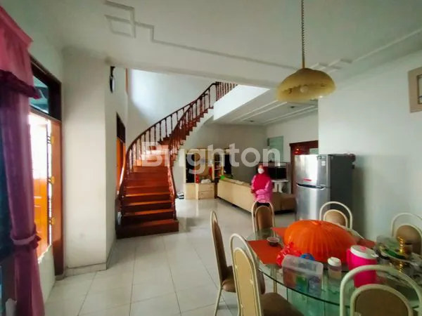 image RUMAH 1 LANTAI SIAP PAKAI DI JALAN KEMBAR RAYA SUTOREJO PRIMA, DEKAT DENGAN GATE SECURITY, LUAS 300 (12X25), ROW JALAN 3 MOBIL BISA KPR (7)