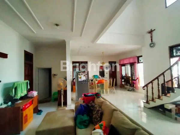 image RUMAH 1 LANTAI SIAP PAKAI DI JALAN KEMBAR RAYA SUTOREJO PRIMA, DEKAT DENGAN GATE SECURITY, LUAS 300 (12X25), ROW JALAN 3 MOBIL BISA KPR (2)