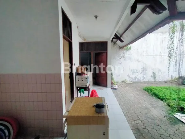 image RUMAH 1 LANTAI SIAP PAKAI DI JALAN KEMBAR RAYA SUTOREJO PRIMA, DEKAT DENGAN GATE SECURITY, LUAS 300 (12X25), ROW JALAN 3 MOBIL BISA KPR (8)