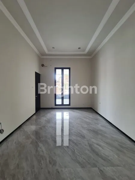 image RUMAH 2 LANTAI LOKASI STRATEGIS DEKAT DEKAT MAYJEND SUNGKONO RAYA KUPANG INDAH RAYA SUKOMANUNGGAL DARMO INDAH DARMO BARU DUKUH KUPANG HR MUHAMMAD (3)