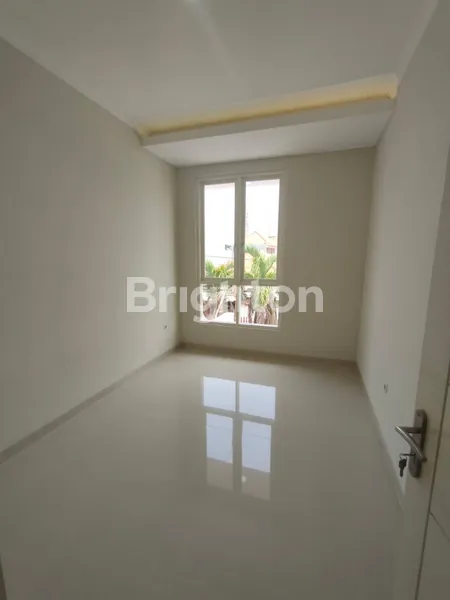 image RUMAH  NEW MINIMALIS DI MANYAR TIRTOASRI DEKAT SEKOLAH PETRA (6)