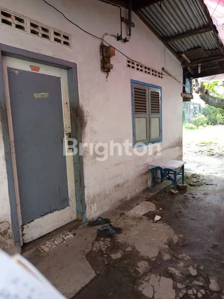image RUMAH PINGGIR JALAN DENGAN LAHAN LUAS (4)