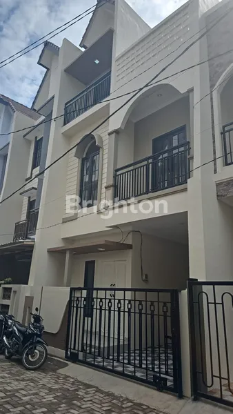 image RUMAH BARU 3 LANTAI SIAP HUNI DAERAH  BLIMBING MALANG (1)