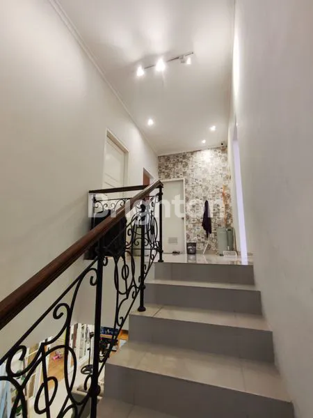 image RUMAH CANTIK 2 LANTAI DI CLUSTER TRIMEZIA GADING SERPONG (8)