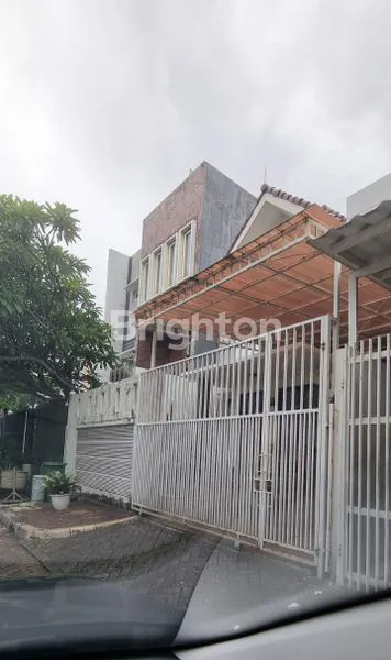 image RUMAH 2 LANTAI 3 KT DI MEGA KEBON JERUK (8)