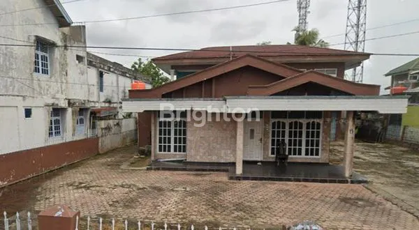 image RUMAH HALAMAN LUAS DEKAT JALAN BESAR (1)