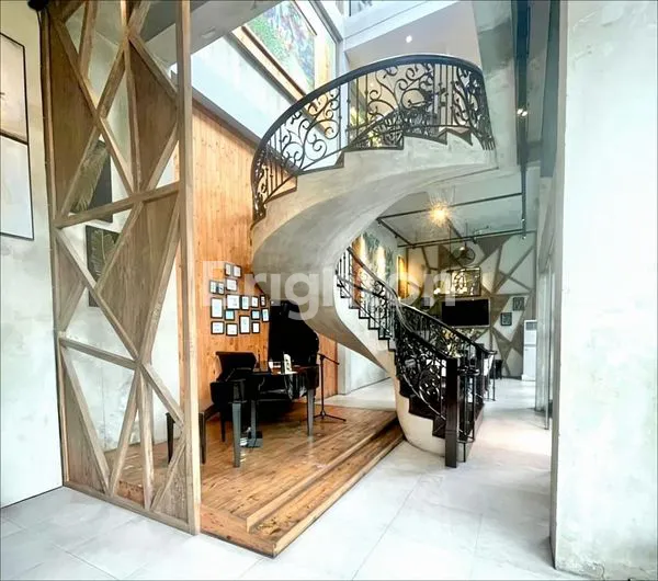 image RUMAH MEWAH POSISI HOOK - FULL FURNISHED PREMIUM PLUS BERBAGAI FASILITAS RUMAH - LOKASI INTI KOTA & STRATEGIS - DAERAH JL PANCING / WILLEM ISKANDAR (4)