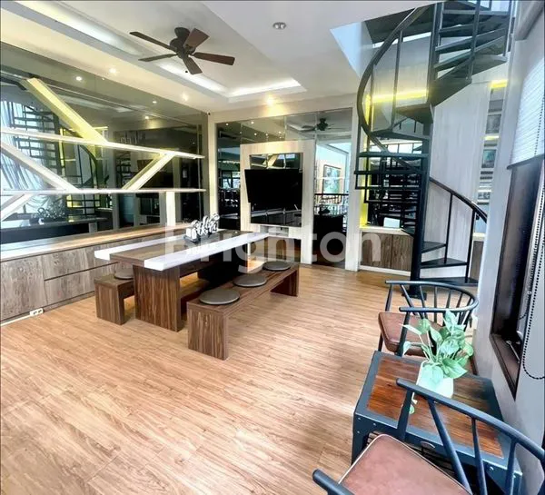 image RUMAH MEWAH POSISI HOOK - FULL FURNISHED PREMIUM PLUS BERBAGAI FASILITAS RUMAH - LOKASI INTI KOTA & STRATEGIS - DAERAH JL PANCING / WILLEM ISKANDAR (7)