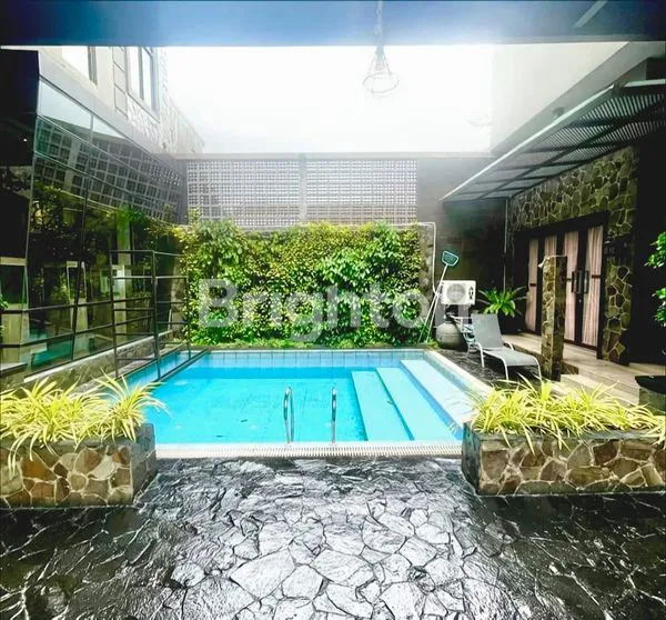 image RUMAH MEWAH POSISI HOOK - FULL FURNISHED PREMIUM PLUS BERBAGAI FASILITAS RUMAH - LOKASI INTI KOTA & STRATEGIS - DAERAH JL PANCING / WILLEM ISKANDAR (2)