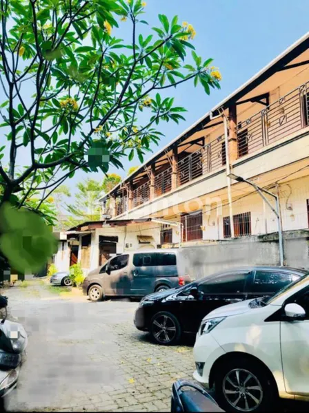 image RUMAH BESAR PLUS   KOS AKTIF 15 KAMAR DI AMPERA RAYA - JAKSEL, PARKIR 10 MOBIL (1)