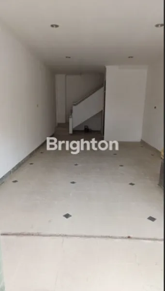 image RUKO STRATEGIS 3 LANTAI  PUSAT TURIS, DEKAT PANTAI & OLEH-OLEH DI JALAN BAKUNGSARI KUTA (3)