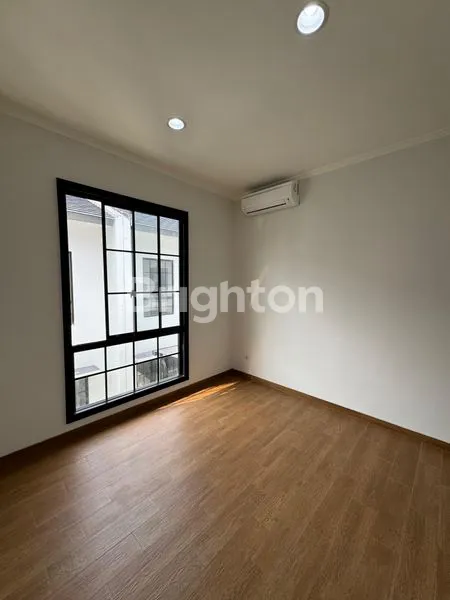 image RUMAH MEWAH 3 LANTAI DI CLUSTER WINONA, ALAM SUTERA (4)