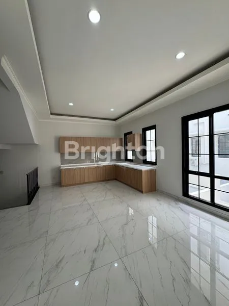 image RUMAH MEWAH 3 LANTAI DI CLUSTER WINONA, ALAM SUTERA (3)