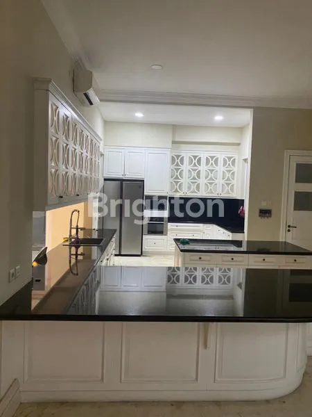 image RUMAH MEWAH FULL FURNISH DENGAN SWIMMING POOL DI LIPPO KARAWACI TANGERANG  (4)