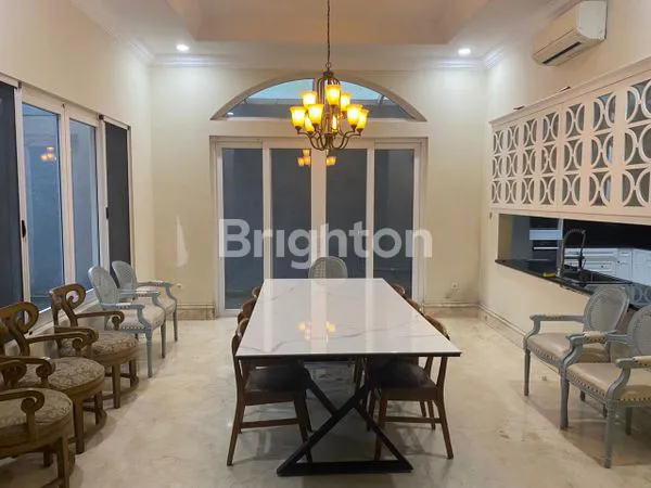 image RUMAH MEWAH FULL FURNISH DENGAN SWIMMING POOL DI LIPPO KARAWACI TANGERANG  (3)