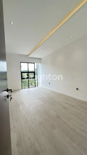 image RUMAH 2 LANTAI HOEK DI THE ICON BSD BANGUNAN MANDIRI DENGAN ROOFTOP DI PUSAT CBD BSD DEKAT TOLL DAN AEON MALL, BSD CITY (5)