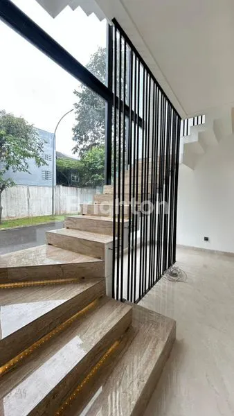 image RUMAH 2 LANTAI HOEK DI THE ICON BSD BANGUNAN MANDIRI DENGAN ROOFTOP DI PUSAT CBD BSD DEKAT TOLL DAN AEON MALL, BSD CITY (8)