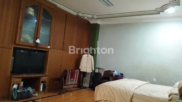 image RUMAH 3 LANTAI DI PERUMAHAN WIKA (5)