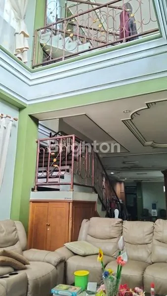 image RUMAH 3 LANTAI DI PERUMAHAN WIKA (7)