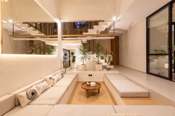 image BRAND NEW LUXURY 3 BEDROOMS VILLA IN PERERENAN FOR SALE ! (3)