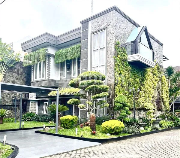 image RUMAH DENGAN DESIGN MEWAH ELEGANT POSISI HOOK DAERAH JL PANCING / WILLEM ISKANDAR - FULL FURNISHED PREMIUM - LOKASI DAN HADAP BAGUS (1)