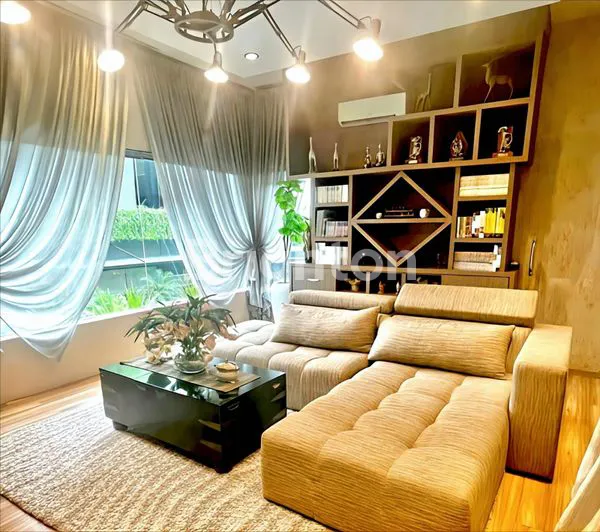 image RUMAH DENGAN DESIGN MEWAH ELEGANT POSISI HOOK DAERAH JL PANCING / WILLEM ISKANDAR - FULL FURNISHED PREMIUM - LOKASI DAN HADAP BAGUS (5)