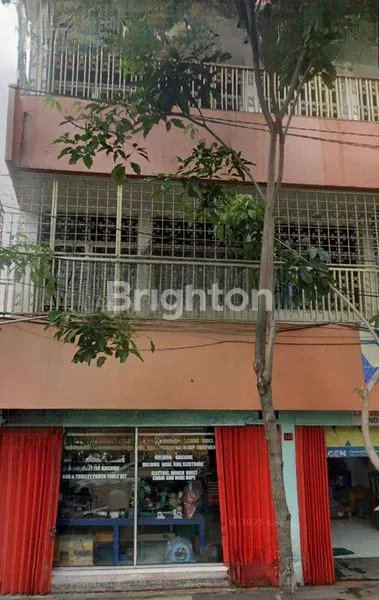 image RUKO SANGAT LEBAR 3 LT SIAP PAKAI SANGAT COCOK BERBAGAI BISNIS KANTOR,  BANK PASAR DLL TERLETAK DIAREA STRATEGIS SI BUBUTAN DEKAT TUGU PAHLAWAN, PASAR TURI, PASAR ATOOM DLL (1)