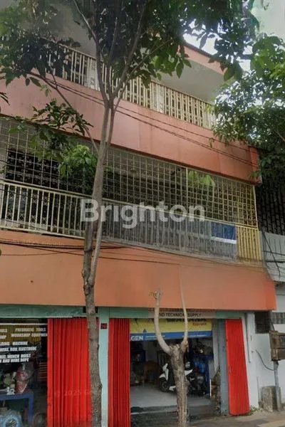 image RUKO SANGAT LEBAR 3 LT SIAP PAKAI SANGAT COCOK BERBAGAI BISNIS KANTOR,  BANK PASAR DLL TERLETAK DIAREA STRATEGIS SI BUBUTAN DEKAT TUGU PAHLAWAN, PASAR TURI, PASAR ATOOM DLL (2)