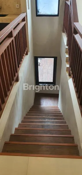 image DI JUAL RUMAH 2 LANTAI SESETAN (2)