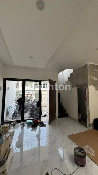 image RUMAH SEMOLOWARU BARU GRESS MINIMALIS SIAP HUNI BAGUS (2)