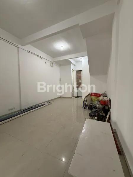 image RUKO STRATEGIS 3 LANTAI, HADAP UTARA, SHM (1)