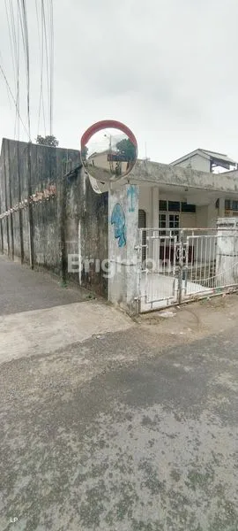 image RUMAH LAMA LOKASI STRATEGIS DEKAT PINTU TOLL CILEDUG JAKARTA SELATAN (4)
