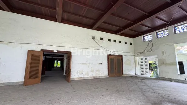 image GEDUNG DI JALAN KAYOON PUSAT KOTA SURABAYA LOKASI STRATEGIS, DEKAT DENGAN TUNJUNGAN PLAZA, JALAN BASUKI RAHMAT, URIP SUMOHARJO (1)