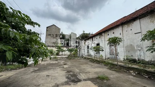 image GEDUNG DI JALAN PANGLIMA SUDIRMAN DI JANTUNG KOTA SURABAYA LOKASI STRATEGIS DEKAT DENGAN MALL TUNJUNGAN PLAZA, HOTEL, PERKANTORAN (6)