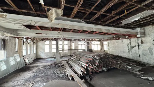 image GEDUNG DI JALAN PANGLIMA SUDIRMAN DI JANTUNG KOTA SURABAYA LOKASI STRATEGIS DEKAT DENGAN MALL TUNJUNGAN PLAZA, HOTEL, PERKANTORAN (3)