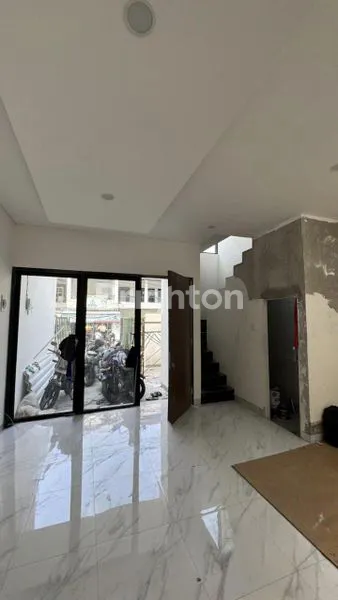 image RUMAH BARU MODERN TROPICAL DI SEMOLOWARU (2)