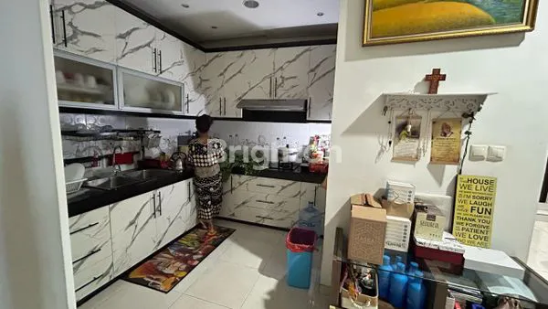 image RUMAH MEWAH 3 LANTAI DI PALMYRA ALAM SUTERA (2)