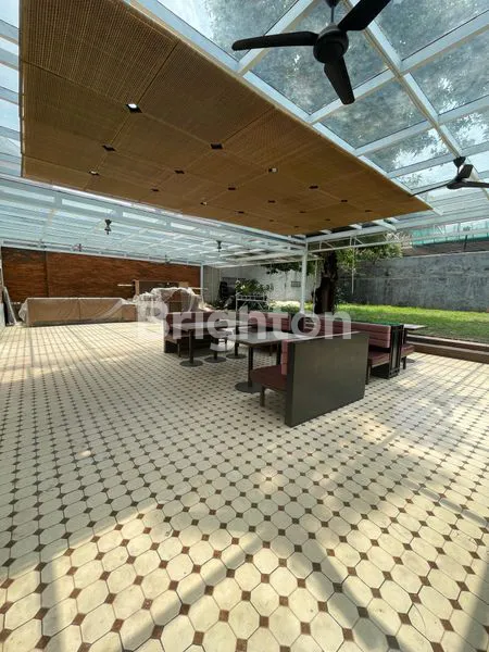 image BANGUNAN KOMERSIAL LUAS DENGAN PARKIR BESAR & AKSES STRATEGIS DI MENTENG JAKARTA PUSAT (1)