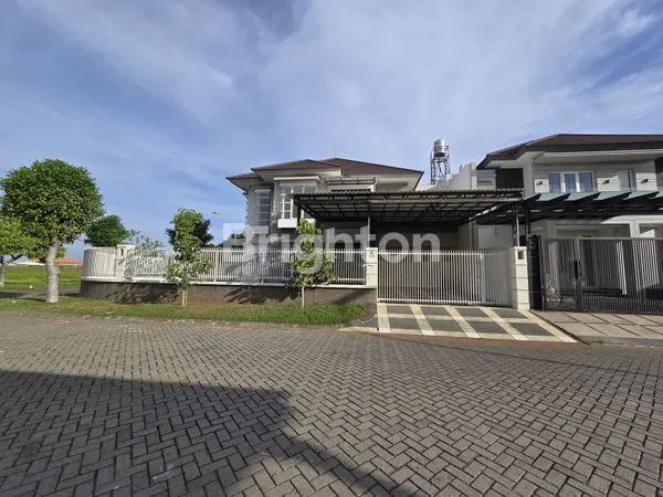 image RUMAH HOOK MINIMALIS PURI GALAXY BAMBOO LAKES RUMAH DEKAT GALAXY MALL, DEKAT MERR, DEKAT PAKUWON CITY, DEKAT BANDARA. RUMAH SIAP HUNI DEKAT GALAXY MALL RUMAH PREMIUM LOKASI STRATEGIS SHM (2)