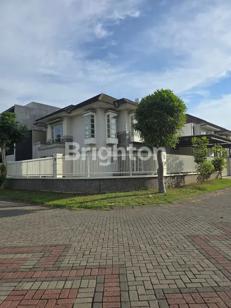 image RUMAH HOOK MINIMALIS PURI GALAXY BAMBOO LAKES RUMAH DEKAT GALAXY MALL, DEKAT MERR, DEKAT PAKUWON CITY, DEKAT BANDARA. RUMAH SIAP HUNI DEKAT GALAXY MALL RUMAH PREMIUM LOKASI STRATEGIS SHM (1)
