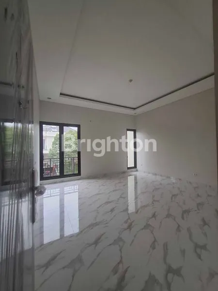 image HUNIAN EKSKLUSIF  2 LANTAI 4+1 KT DI KOTA WISATA CIBUBUR (8)