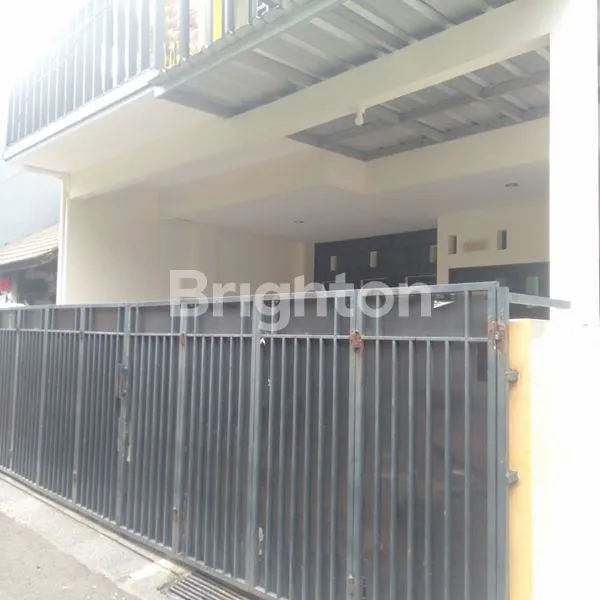 image RUMAH 2,5 LANTAI DI KAWASAN STRATEGIS DAN BISNIS DI PONDOK KELAPA JAKARTA TIMUR (2)