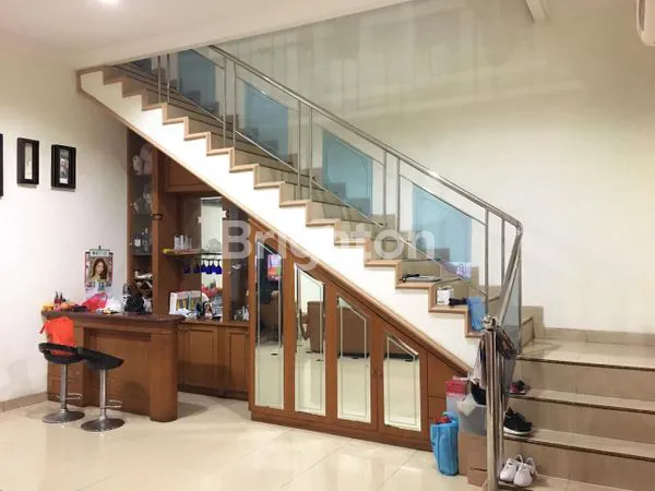 image RUMAH CANTIK DUA LANTAI PALEM LESTARI JAKBAR (3)