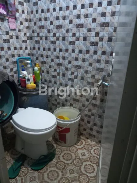 image DI JUAL SEGERAH RUMAH DUA LANTAI, BUAT  USAHA, INVESTASI,TEMPAT TINGGAL DAN DI KONTRAKKAN UNTUK YG LANTAI 2. (6)