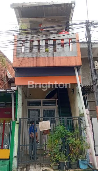 image DI JUAL SEGERAH RUMAH DUA LANTAI, BUAT  USAHA, INVESTASI,TEMPAT TINGGAL DAN DI KONTRAKKAN UNTUK YG LANTAI 2. (1)