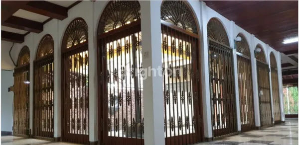 image DIJUAL RUMAH DESAIN SPANYOL - TAMAN JEMURSARI, WONOCOLO, SURABAYA (4)