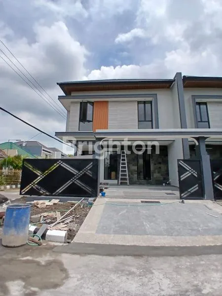 image RUMAH HOOK 2 LANTAI BARU GRESS LOKASI STRATEGIS DEKAT PAKUWON CITY MULYOSARI WISMA PERMAI KERTAJAYA  DHARMAHUSADA KENJERAN MERR KEPUTIH ITS UNAIR WIDYA MANDALA WM GALAXY MALL (1)